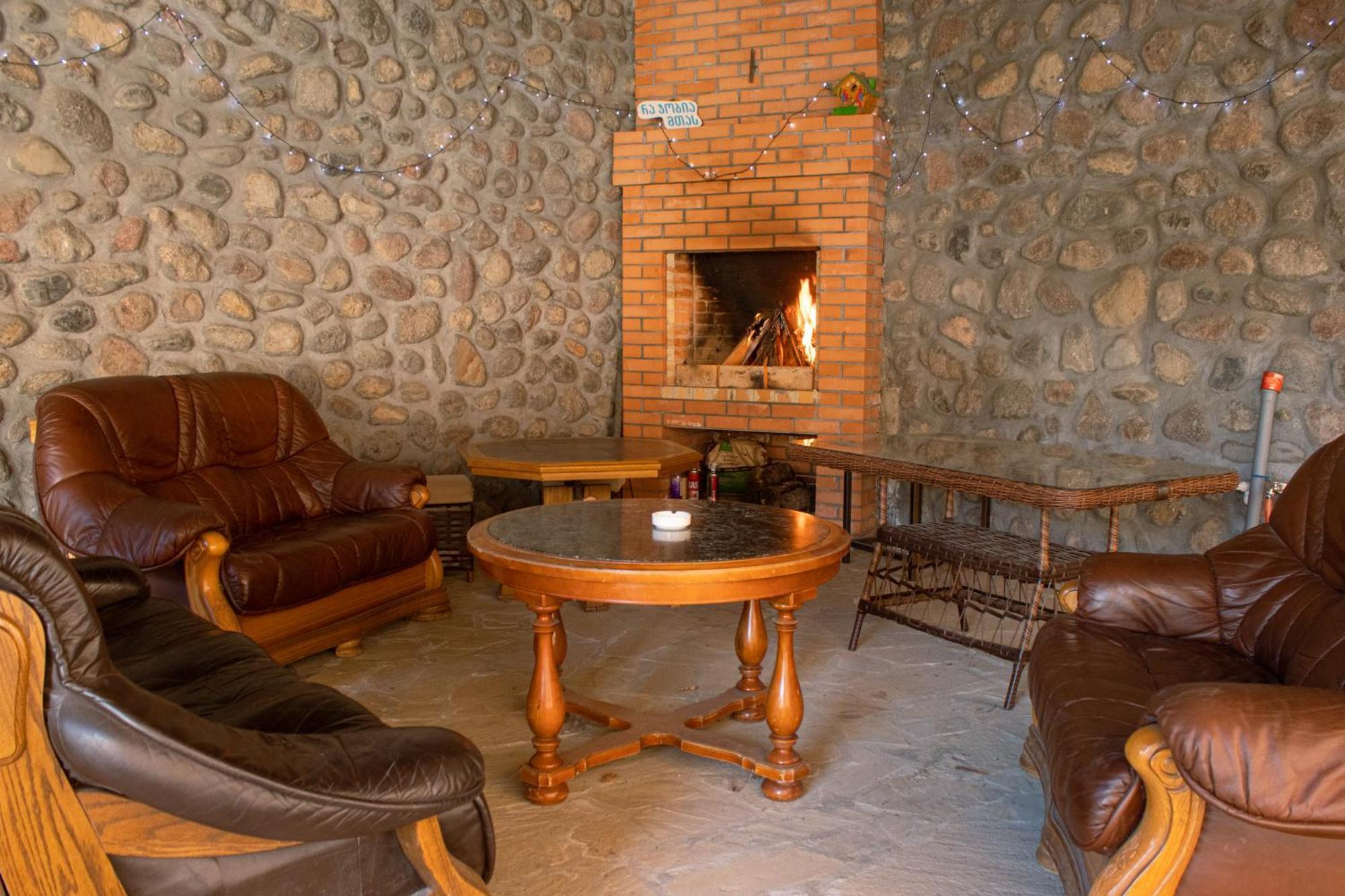 Guest House Oxygen Kazbegi Bagian luar foto