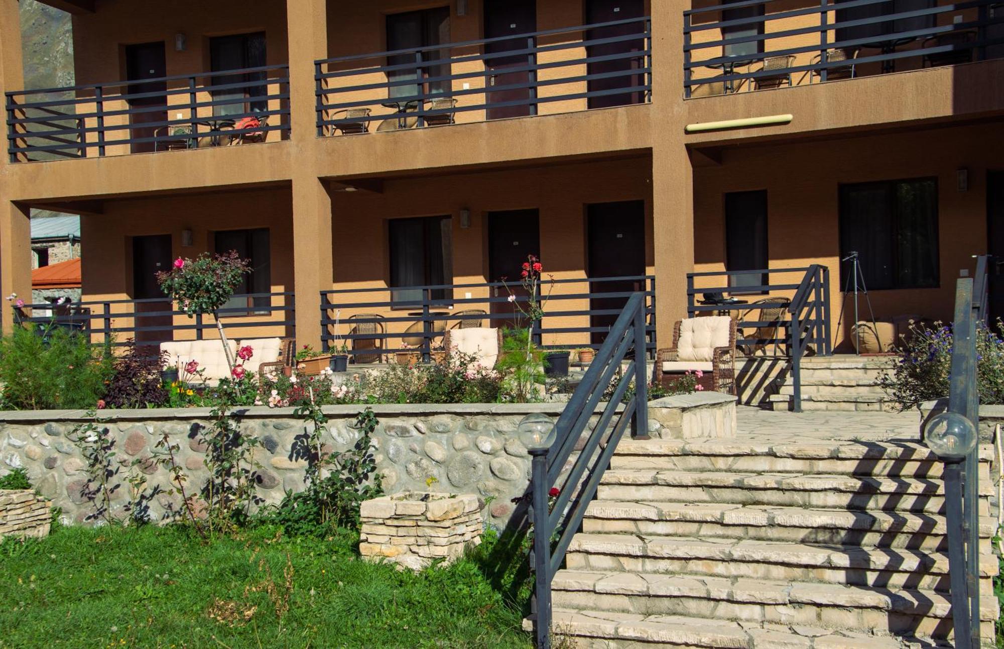 Guest House Oxygen Kazbegi Bagian luar foto