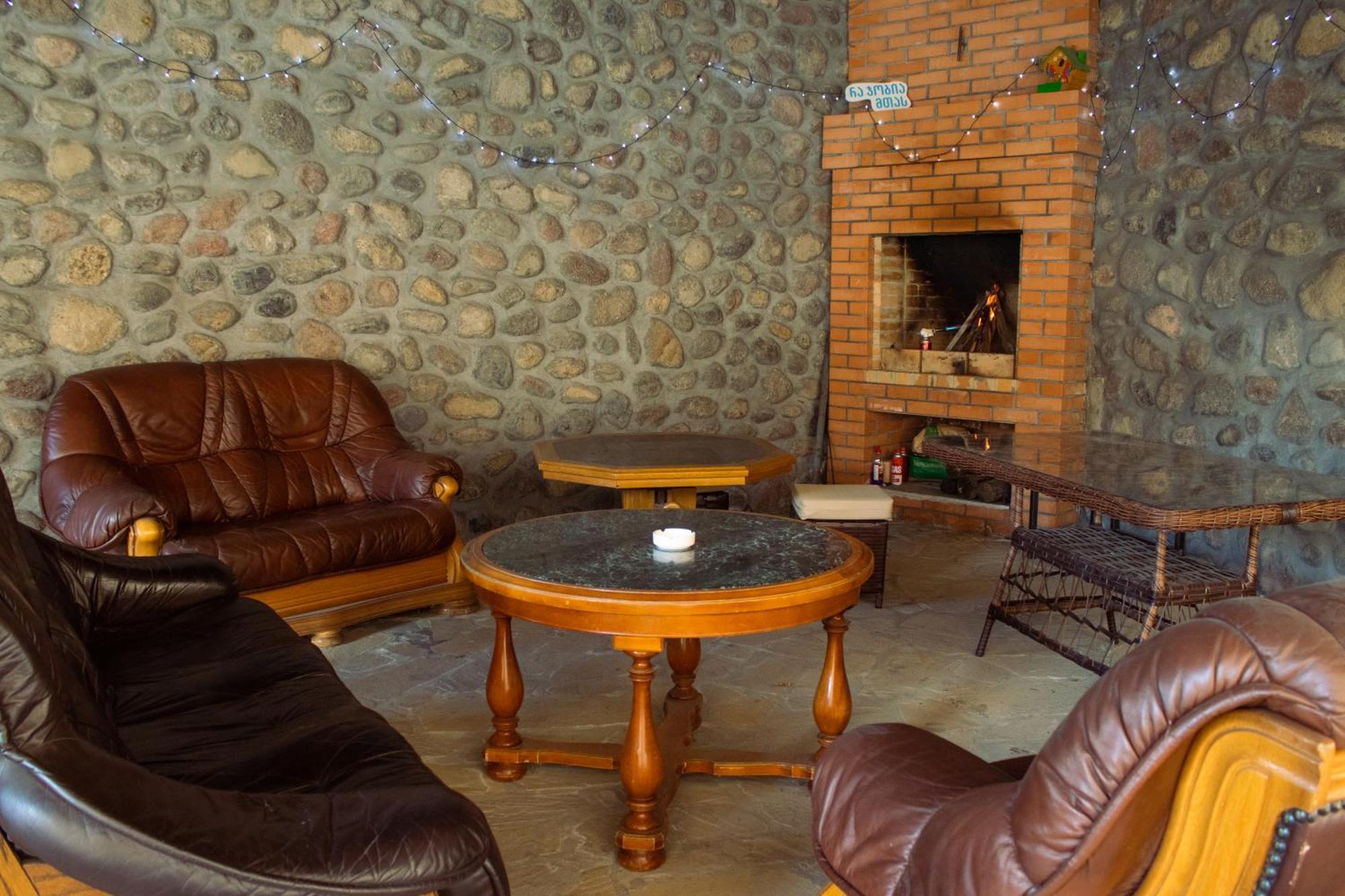Guest House Oxygen Kazbegi Bagian luar foto