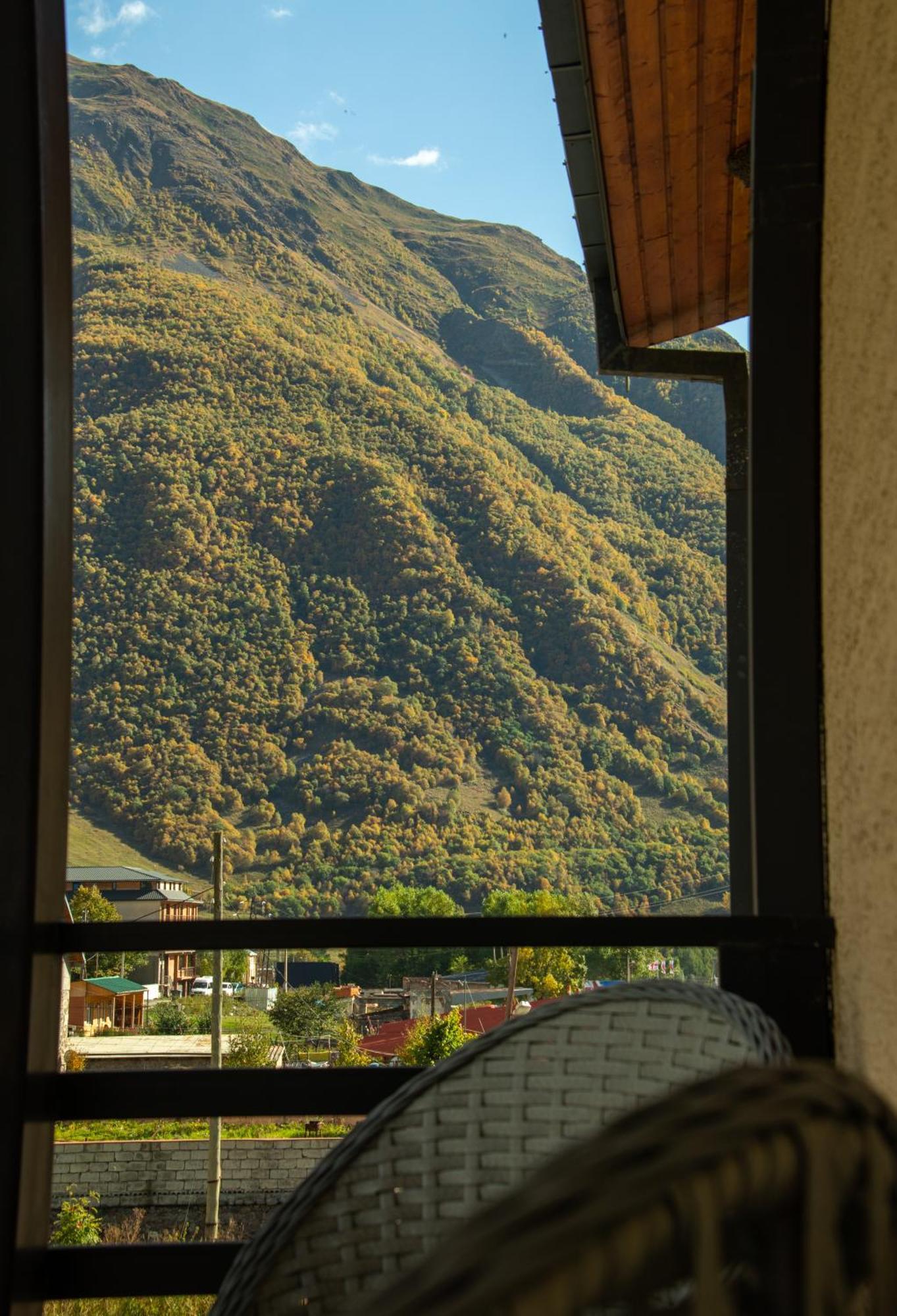 Guest House Oxygen Kazbegi Bagian luar foto